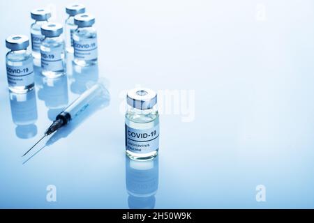 Flaconcini sigillati in vetro con il testo del vaccino del coronavirus sull'etichetta Foto Stock