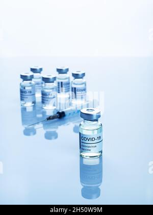 Flaconcini sigillati in vetro con il testo del vaccino del coronavirus sull'etichetta Foto Stock