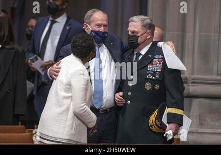 L'ex presidente degli Stati Uniti George W. Bush, al centro, abbraccia il rappresentante degli Stati Uniti Sheila Jackson-Lee (democratico del Texas), a sinistra, E il generale dell'esercito americano Mark A. Milley, presidente dei capi di stato Uniti, mentre partecipano al funerale dell'ex segretario di stato americano Colin L. Powell alla cattedrale nazionale di Washington a Washington, DC venerdì 5 novembre 2021.Foto di Ron Sachs/CNP/ABACAPRESS. Credit: Abaca Press/Alamy Live News Foto Stock