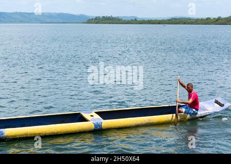 Cachoeira, Bahia, Brasile - 29 novembre 2014: Pescatore che naviga con la sua canoa blu e gialla sul grande fiume Paraguacu, situato nel Brasile Foto Stock