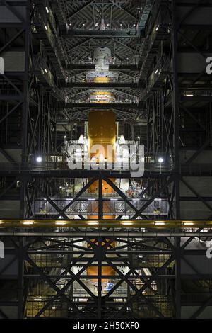 Florida, Stati Uniti. 05 novembre 2021. Il razzo SLS della NASA si trova all'interno del Vehicle Assembly Building presso il Kennedy Space Center, Florida, venerdì 5 novembre 2021. Il veicolo è progettato per lanciare la navicella spaziale Orion per il programma Artemis della NASA che alla fine farà tornare gli esseri umani nella luna e nello spazio profondo. Photo by Joe Marino/UPI Credit: UPI/Alamy Live News Credit: UPI/Alamy Live News Foto Stock