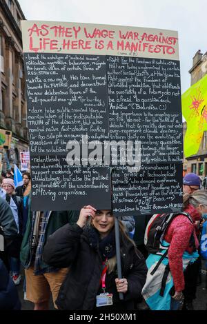 Glasgow, Regno Unito. 5 novembre 2021. Migliaia di attivisti del clima pro hanno dimostrato a Glasgow sfilando diverse miglia attraverso il centro della città. Questa dimostrazione è stata organizzata da 'Venerdì per il futuro' ed è stata una delle più grandi di un certo numero di manifestazioni simili prese parte durante la conferenza COP 26 che si teneva a Glasgow durante quella settimana Credit: Findlay/Alamy Live News Foto Stock