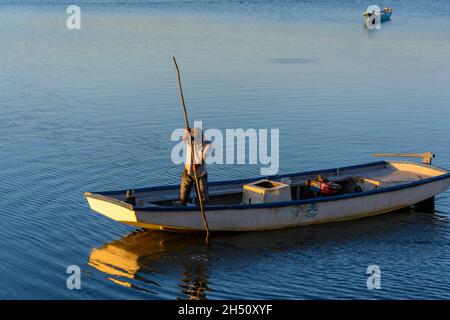 Cachoeira, Bahia, Brasile - 29 novembre 2014: Pescatore che naviga con la sua canoa sul grande fiume Paraguacu, situato nello stato brasiliano di Bahia. Foto Stock