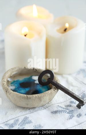 Tradizionale smalto Divinazione con cera il giorno di Sant'Andrea con cera, kay e acqua Foto Stock