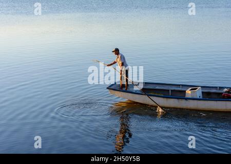Cachoeira, Bahia, Brasile - 29 novembre 2014: Pescatore che naviga con la sua canoa sul grande fiume Paraguacu, situato nello stato brasiliano di Bahia. Foto Stock
