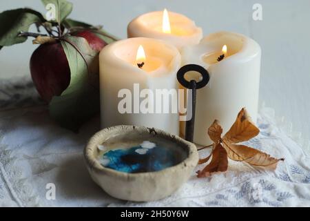 Tradizionale smalto Divinazione con cera il giorno di Sant'Andrea con cera, kay e acqua Foto Stock