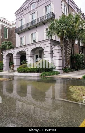 Charleston, Stati Uniti. 05 novembre 2022. Una casa storica lungo la batteria è circondata da acque alluvionali dopo che il tempo secco alluvione ha effettuato l'area del centro 5 novembre 2021 a Charleston, South Carolina. Il cambiamento climatico e l'aumento del livello del mare hanno aumentato le inondazioni di 10 volte negli ultimi dieci anni lungo la costa di Charleston. Credit: Richard Ellis/Richard Ellis/Alamy Live News Foto Stock