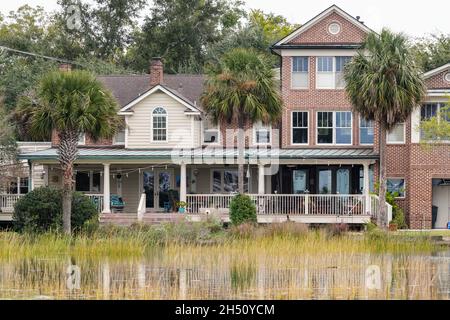 Charleston, Stati Uniti. 05 novembre 2021. Case circondate da acque alluvionali lungo Lockwood Drive dopo l'alluvione del tempo secco ha effettuato il centro storico 5 novembre 2021 a Charleston, South Carolina. Il cambiamento climatico e l'aumento del livello del mare hanno aumentato le inondazioni di 10 volte negli ultimi dieci anni lungo la costa di Charleston. Credit: Richard Ellis/Richard Ellis/Alamy Live News Foto Stock