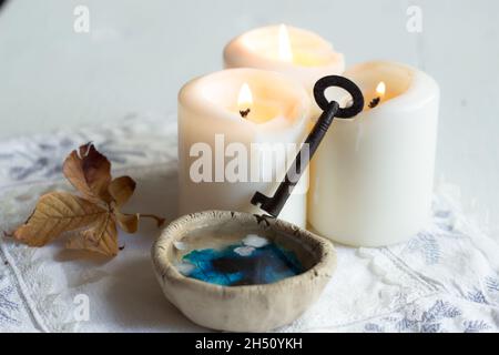 Tradizionale smalto Divinazione con cera il giorno di Sant'Andrea con cera, kay e acqua Foto Stock