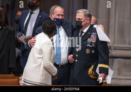 Washington, Stati Uniti d'America. 05 novembre 2021. L'ex presidente degli Stati Uniti George W. Bush, al centro, abbraccia il rappresentante degli Stati Uniti Sheila Jackson-Lee (democratico del Texas), a sinistra, E il generale dell'esercito degli Stati Uniti Mark A. Milley, presidente dei Capi congiunti del personale, mentre partecipano al funerale dell'ex segretario di Stato degli Stati Uniti Colin L. Powell alla cattedrale nazionale di Washington a Washington, DC venerdì 5 novembre 2021.Credit: Ron Sachs/CNP/Sipa USA Credit: Sipa USA/Alamy Live News Foto Stock