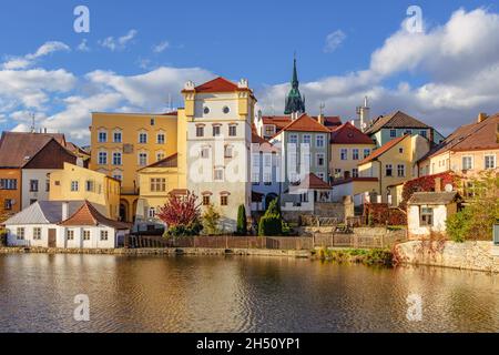 Vista della città di Jindrichuv Hradec, una città della Repubblica Ceca nella regione Boemia del Sud. Vista della città vecchia alla luce della sera. Foto Stock