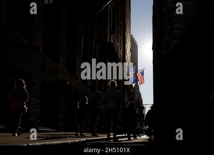 New York, Stati Uniti. 05 novembre 2021. I pedoni camminano su Wall Street prima della campana di apertura al NYSE a New York City venerdì 5 novembre 2021. Foto di John Angelillo/UPI Credit: UPI/Alamy Live News Foto Stock