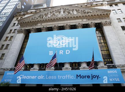 New York, Stati Uniti. 05 novembre 2021. Un banner con il logo per la compagnia di scooter elettrico Bird è appeso davanti alla NYSE prima della campana di apertura alla Borsa di New York a Wall Street a New York City venerdì 5 novembre 2021. Bird è entrato a far parte della Borsa di New York con il simbolo del ticker BRDS. Foto di John Angelillo/UPI Credit: UPI/Alamy Live News Foto Stock