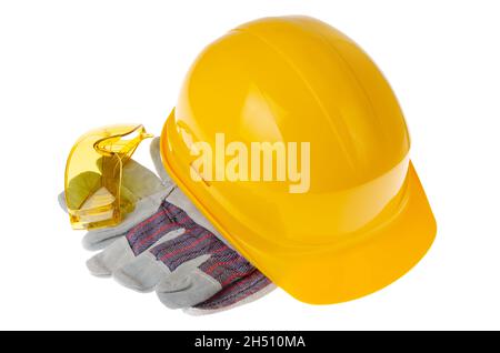 Occhiali e guanti protettivi in plastica gialla isolati su sfondo bianco. Concetto di lavoro sicuro Foto Stock