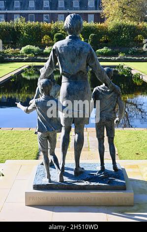 Statua di Diana Princess of Wales di Ian Rank-Broadley nel Sunken Garden, Kensington Palace, Kensington Gardens, Londra. REGNO UNITO. Foto Stock