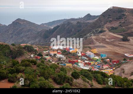 Vista rurale da Mirador de Jardina situato nella catena montuosa di Anaga verso le case sparse attraverso le colline e le valli vicino a la Laguna Foto Stock