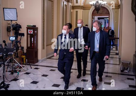 Washington DC, Stati Uniti. 05 novembre 2021. Il rappresentante degli Stati Uniti Josh Gottheimer (democratico del New Jersey) si reca per un incontro con il presidente della Camera dei rappresentanti degli Stati Uniti Nancy Pelosi (democratico della California) mentre la Camera dei rappresentanti si prepara a votare sui conti Build Back Better e bipartisan Infrastructure presso il Campidoglio degli Stati Uniti a Washington, DC, giovedì 4 novembre 2021. Credit: Rod Lammey/CNP/dpa/Alamy Live News Foto Stock