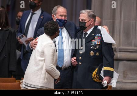 Washington DC, Stati Uniti. 05 novembre 2021. L'ex presidente degli Stati Uniti George W. Bush, al centro, abbraccia il rappresentante degli Stati Uniti Sheila Jackson-Lee (democratico del Texas), a sinistra, E il generale dell'esercito americano Mark A. Milley, presidente dei Capi congiunti del personale, mentre assistono al funerale dell'ex segretario di Stato americano Colin L. Powell alla cattedrale nazionale di Washington, DC venerdì 5 novembre 2021. Credit: Ron Sachs/CNP Credit: dpa picture Alliance/Alamy Live News Foto Stock