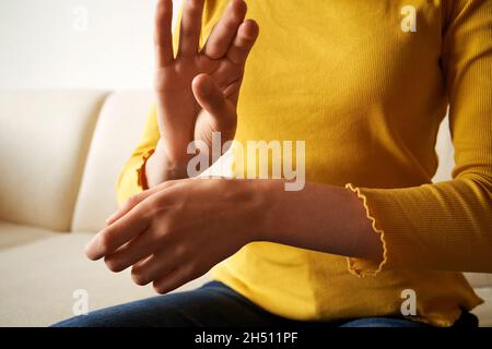 Giovane ragazza adolescente top praticando EFT Taping o tecnica di libertà emotiva Foto Stock