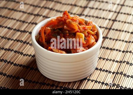 Kimchi - cibo fermentato coreano a base di verdure e salsa di pesce Foto Stock