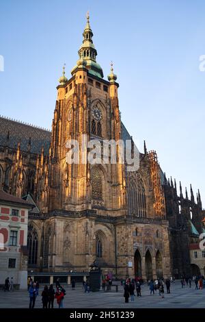 PRAGA, REPUBBLICA CECA - 29 OTTOBRE 2021: Cattedrale di San Vito alla luce del sole serale Foto Stock