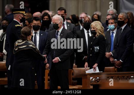 Washington, Stati Uniti. 05 novembre 2021. Il presidente degli Stati Uniti Joe Biden, al centro della sinistra, saluta Alma Powell, moglie di Colin Powell, ex segretario di stato, ha lasciato, durante il suo funerale alla cattedrale nazionale di Washington a Washington, DC, Stati Uniti, venerdì 5 novembre, 2021. Powell, nato ad Harlem da immigrati giamaicani e cresciuto per diventare il primo segretario di stato nero degli Stati Uniti e presidente dei Capi congiunti del personale, è morto a 84 anni a causa di complicazioni da Covid-19. Fotografo: Al Drago/Pool/Sipa USA Credit: Sipa USA/Alamy Live News Foto Stock