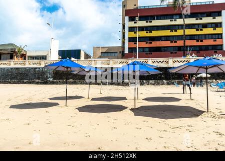 Salvador, Bahia, Brasile - 13 ottobre 2019: Sombreros blu alla spiaggia di Farol da barra a Salvador, Bahia, Brasile. Foto Stock
