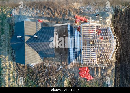 Vista aerea di telaio incompiuto di casa privata con pareti in calcestruzzo leggero aerato e telaio tetto in legno in costruzione. Foto Stock