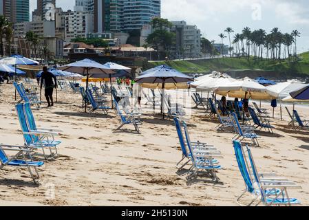 Salvador, Bahia, Brasile - 13 ottobre 2019: Sombreros blu alla spiaggia di Farol da barra a Salvador, Bahia, Brasile. Foto Stock