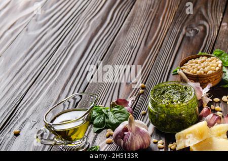 Fondo alimentare di pesto genovese e suoi ingredienti. Spazio per il testo Foto Stock