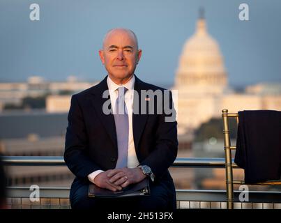 Washington, Stati Uniti d'America. 13 Ottobre 2021. Alejandro Mayorkas, Segretario per la sicurezza interna degli Stati Uniti, partecipa al lancio dell'Alperovitch Institute for Cybersecurity Studies presso la Johns Hopkins School for Advanced International Studies sul tetto dell'International Spy Museum 13 ottobre 2021 a Washington, D.C.Credit: Benjamin Applebaum/Homeland Security/Alamy Live News Foto Stock