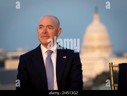 Washington, Stati Uniti d'America. 13 Ottobre 2021. Alejandro Mayorkas, Segretario per la sicurezza interna degli Stati Uniti, partecipa al lancio dell'Alperovitch Institute for Cybersecurity Studies presso la Johns Hopkins School for Advanced International Studies sul tetto dell'International Spy Museum 13 ottobre 2021 a Washington, D.C.Credit: Benjamin Applebaum/Homeland Security/Alamy Live News Foto Stock