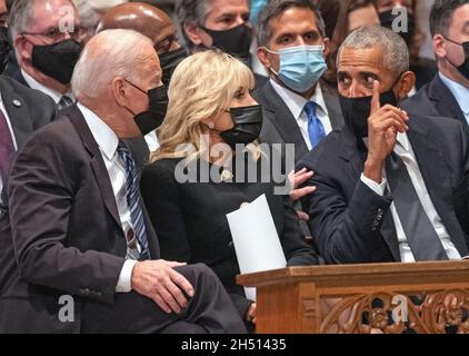 Washington DC, Stati Uniti. 05 novembre 2021. L'ex presidente degli Stati Uniti Barack Obama, a destra, condivide la conversazione con il presidente degli Stati Uniti Joe Biden, a sinistra, e la prima signora Dr. Jill Biden, centro, in quanto partecipano al funerale dell'ex segretario di Stato americano Colin L. Powell alla Washington National Cathedral, DC venerdì 5 novembre 2021.credito: Ron Sachs/CNP /MediaPunch Credit: MediaPunch Inc/Alamy Live News Foto Stock