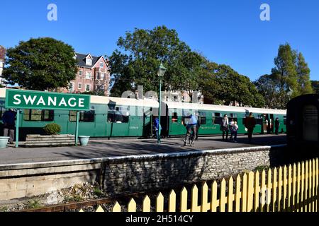 I passeggeri che si imbarcaranno e si scariceranno sulla Swanage Platform con il treno a vapore Eddystone 34028 Foto Stock