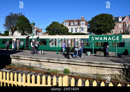 I passeggeri che si imbarcaranno e si scariceranno sulla Swanage Platform con il treno a vapore Eddystone 34028 Foto Stock