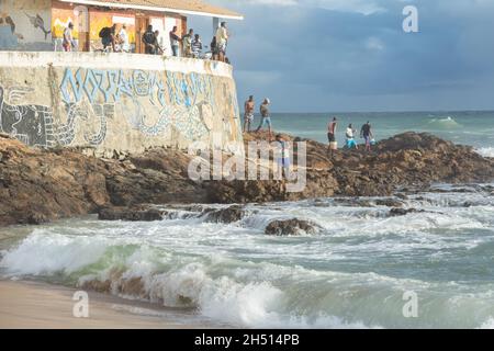 Onde di mare da Praia do Rio Vermelho che si infrangono sulle sabbie limpide. Salvador, Bahia, Brasile. Foto Stock