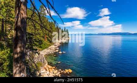 Lago Tahoe dal Rubicon Trail, DL Bliss state Park, California USA Foto Stock