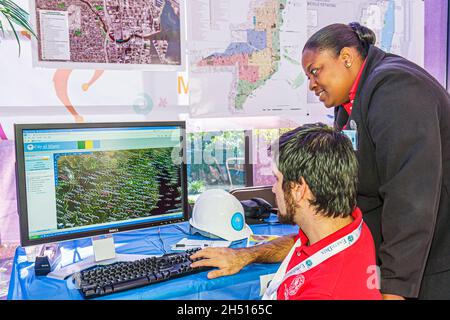 Miami Florida,Riverside Center,Geographic Information System Day GIS Geography,Black woman female man maschio screen Fugro EarthData mapping Foto Stock