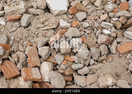 Muro frantumato, mattoni in ceramica di argilla rossa rotto, rifiuti di costruzione dopo demolizione edificio. Servizio di raccolta Foto Stock