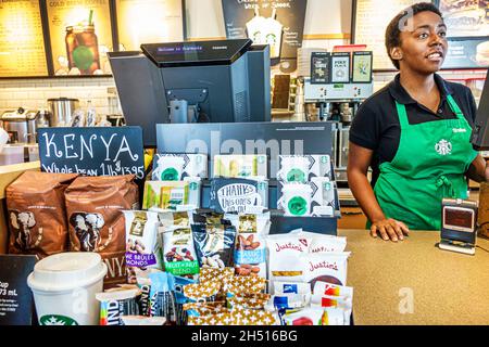 West Palm Beach Florida, Starbucks Coffee counter Inside interior, vendita prodotti barista Black donna femmina Foto Stock