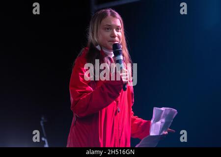 Glasgow, Scozia, Regno Unito. 5 novembre 2021. Gioventù clima attivista marzo e discorsi organizzati da Venerdì per il futuro Scozia sulla COP26 Giornata della Gioventù nella foto: Greta Thunberg dà il discorso a George Square alla fine di marzo Credit: Kay Roxby/Alamy Live News Foto Stock