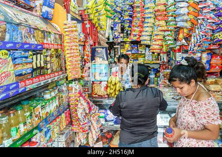 Lima Perù, quartiere Barranco, mercato di convenienza di bodega, negozio di spuntini snack spazzatura sacchetti di cibo, ispanica ragazze teen teens teenager cassiere cliente Foto Stock