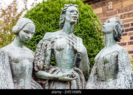 Regno Unito Inghilterra North Yorkshire, Haworth, Church Street, Bronte Parsonage Museum, Bronte Sisters Anne Emily Charlotte scrittori romanzieri sculture statue Foto Stock