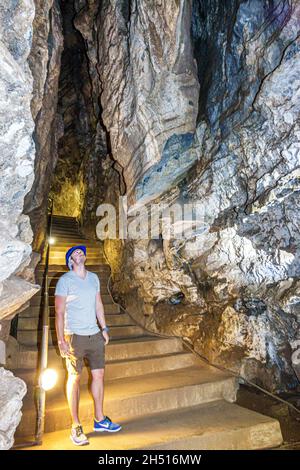 Johannesburg Sud Africa, Muldersdrift Sterkfontein Caves, hominin sito hominid, culla di humankind interno grotta uomo maschio guardando in su Foto Stock