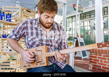 Mt. Mount Dora Florida, festival annuale della comunità Craft Fair, cigar box chitarra elettrica in legno maschile musicista slide Foto Stock