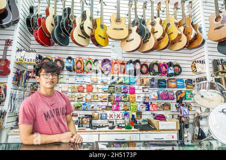 Città del Messico, Calle Bolivar, negozio di strumenti musicali vendita di mercato al dettaglio chitarre acustiche, dipendente ispanico uomo dipendente dipendente dipendente display manager vendita Foto Stock