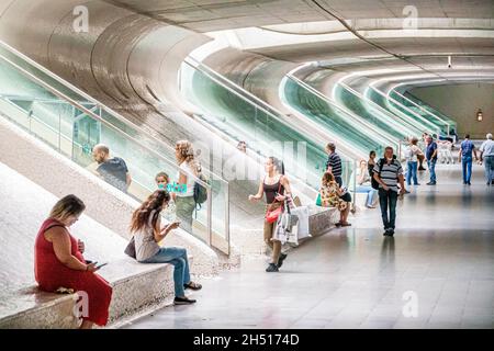 Lisbona Portogallo,Oriente,Gare do Oriente,stazione intermodale hub,Santiago Calatrava interno donne uomini portoghese Foto Stock