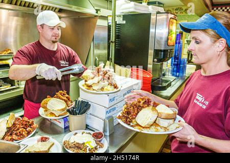 Michigan Birch Run, Tony's i 75, ristorante cucina, uomo maschio donna linea donna cucino cameriera server, interno lavoratori dipendenti prima colazione Foto Stock