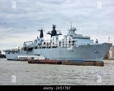 Nave da trasporto anfibio HMS Albion visita Londra, vicino Greenwich 2021 Foto Stock