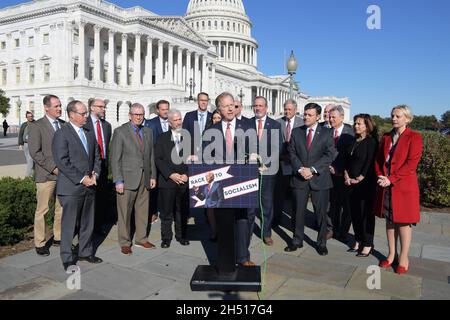 Washington, Stati Uniti. 05 novembre 2021. Il rappresentante Kevin Hern (R-OK) accanto ai membri repubblicani della Camera tiene una conferenza stampa in risposta al rilascio da parte dell'OSHA del mandato vaccinale di Biden per le imprese private, a House Triangle/Capitol Hill. (Foto di L Nolly/SOPA Images/Sipa USA) Credit: Sipa USA/Alamy Live News Foto Stock